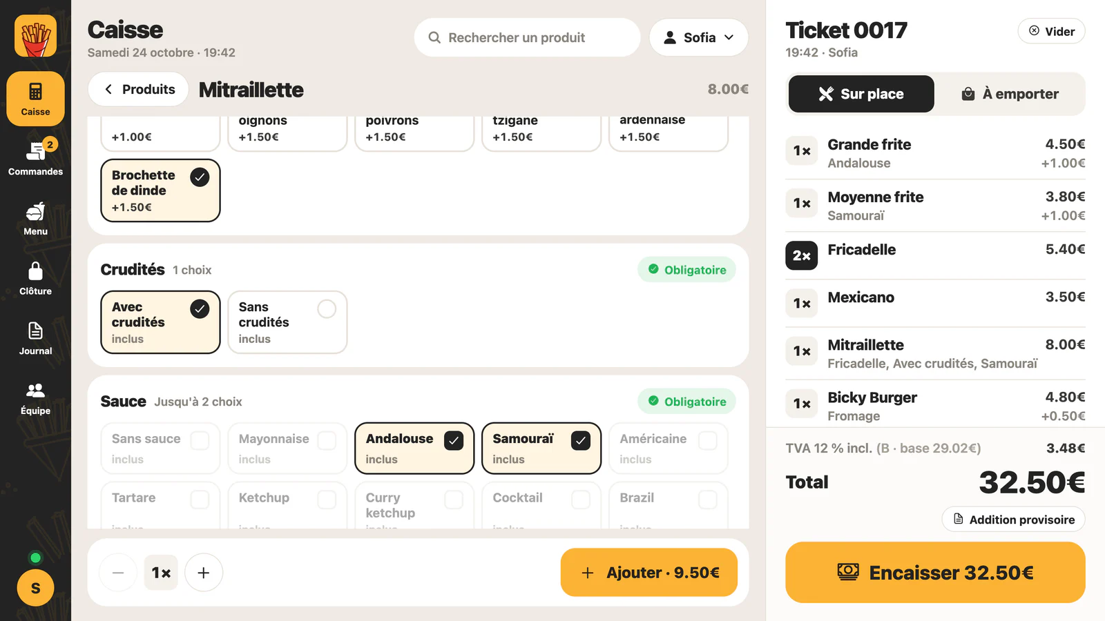 Les options d'une mitraillette : brochette de dinde, crudités et deux sauces choisies, à côté d'un ticket de 7 articles